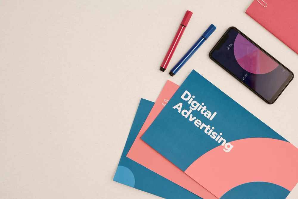 Kolaž postera, flajera i vizuala za mreže u istom stilu